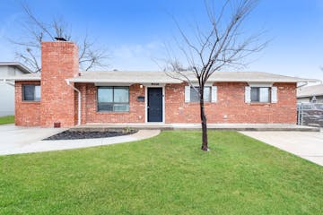 2504 YORKSHIRE AVE MOORE, OK 73160